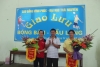 Đ/c Hoàng Văn Bình - Hiệu trưởng CĐVP tăng hoa và cờ lưu niệm cho 2 Câu lạc bộ