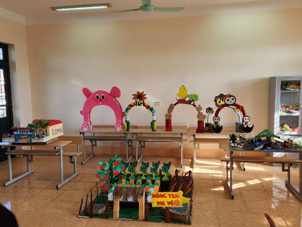 Hội thi làm đồ dùng dạy học và đồ chơi sáng tạo chào mừng ngày Nhà giáo Việt Nam 20/11.